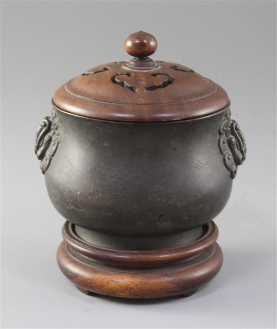 A Chinese bronze censer, gui, 17th/18th century, total height 14.5cm